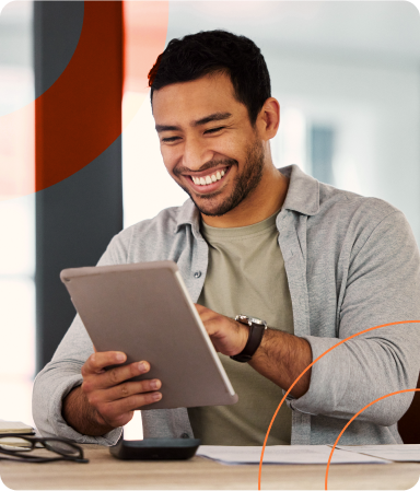 imagem de um homem sorrindo mexendo em seu tablet (versão da foto mobile)